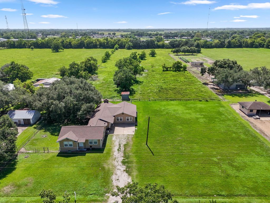 118 Cedar Vale Road, Bay City, TX 77414