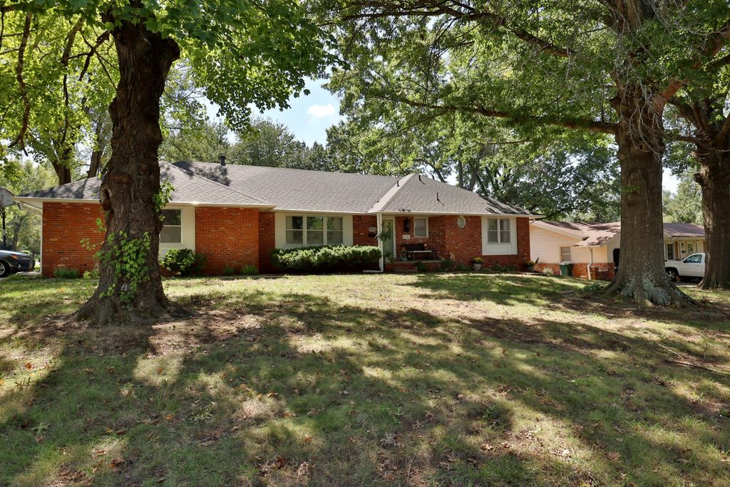 3130 E Lomita Street, Springfield, MO 65804