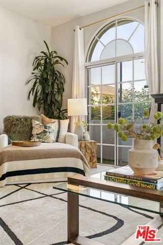 5848 W Olympic Boulevard 102, Los Angeles, CA 90036