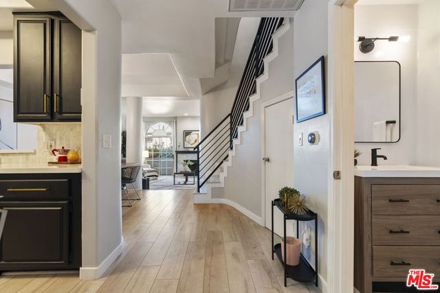 5848 W Olympic Boulevard 102, Los Angeles, CA 90036