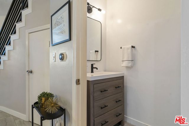 5848 W Olympic Boulevard 102, Los Angeles, CA 90036