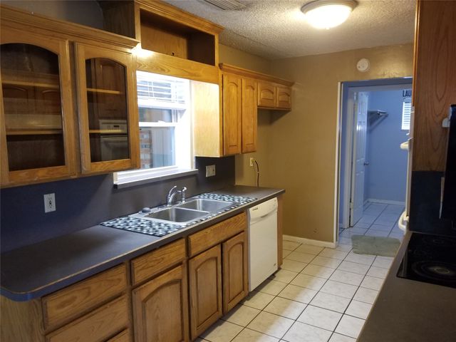204 Woodlawn Drive, Keene, TX 76059