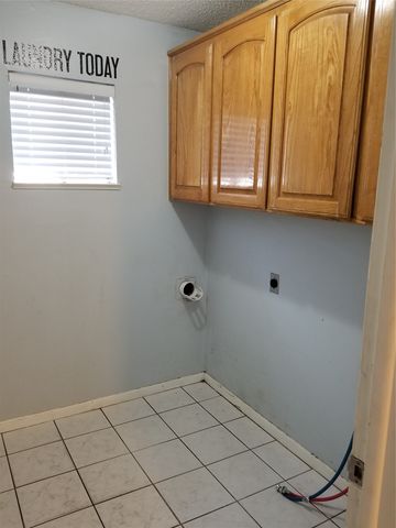 204 Woodlawn Drive, Keene, TX 76059