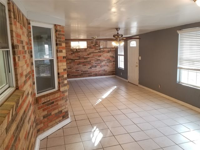 204 Woodlawn Drive, Keene, TX 76059