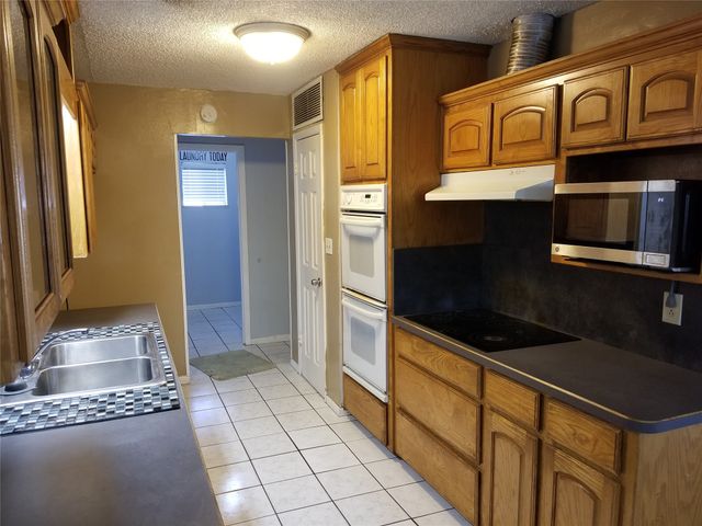 204 Woodlawn Drive, Keene, TX 76059