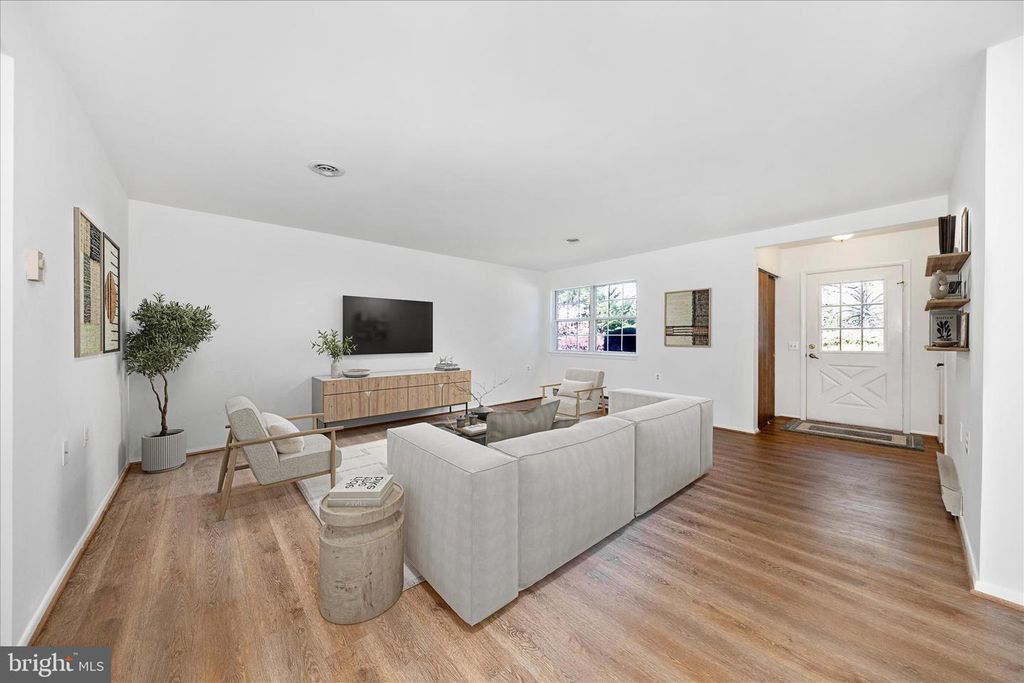 Image 4 of property listing at 5738 BOX ELDER CT, Frederick, MD 21703