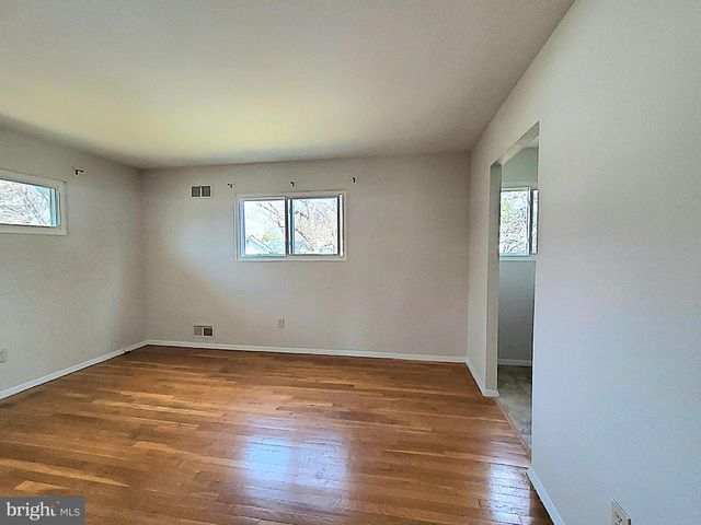 702 W EDMONSTON DR, Rockville, MD 20852