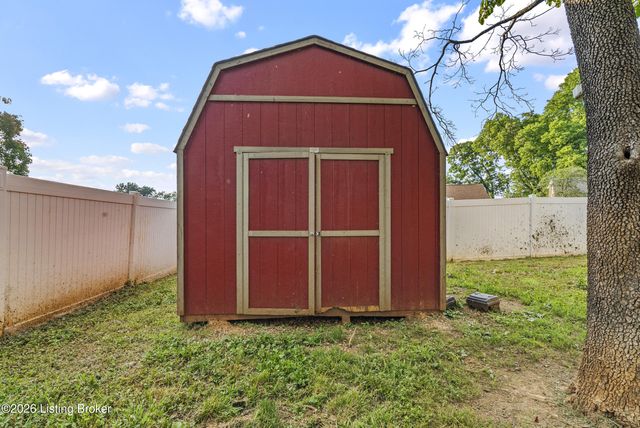3500 Tyrone Dr, Louisville, KY 40218
