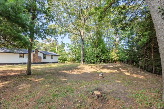 14 Camelot Lane, East Setauket, NY 11733