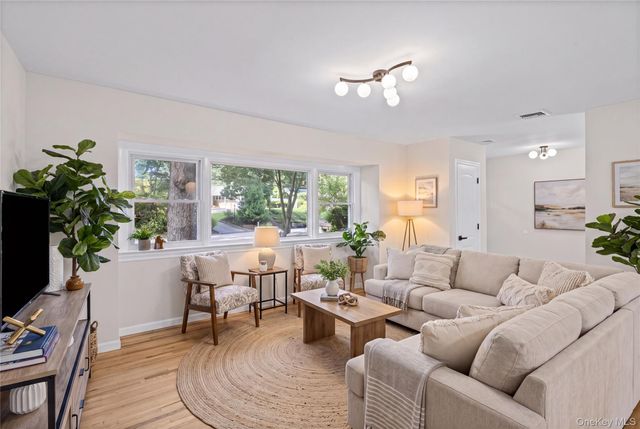 14 Camelot Lane, East Setauket, NY 11733