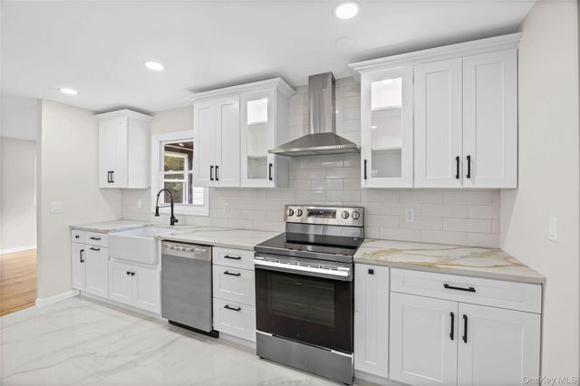 14 Camelot Lane, East Setauket, NY 11733