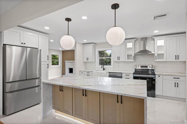 14 Camelot Lane, East Setauket, NY 11733