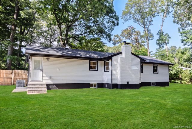 14 Camelot Lane, East Setauket, NY 11733