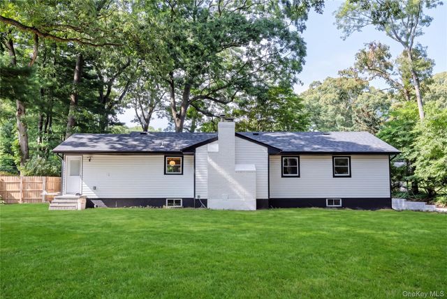 14 Camelot Lane, East Setauket, NY 11733