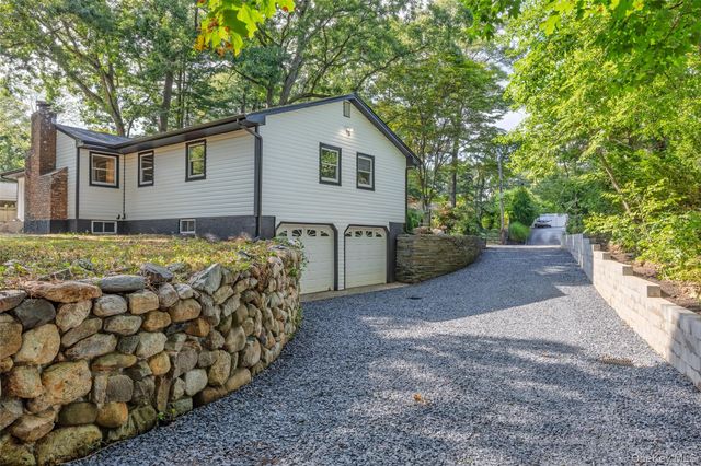 14 Camelot Lane, East Setauket, NY 11733