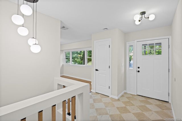 14 Camelot Lane, East Setauket, NY 11733