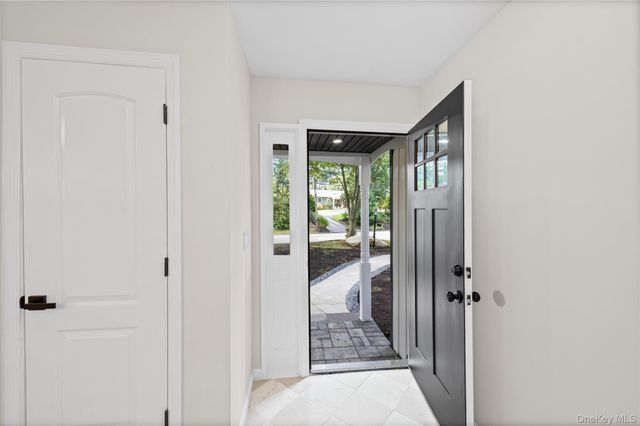 14 Camelot Lane, East Setauket, NY 11733