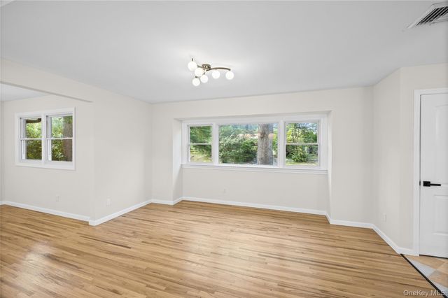 14 Camelot Lane, East Setauket, NY 11733