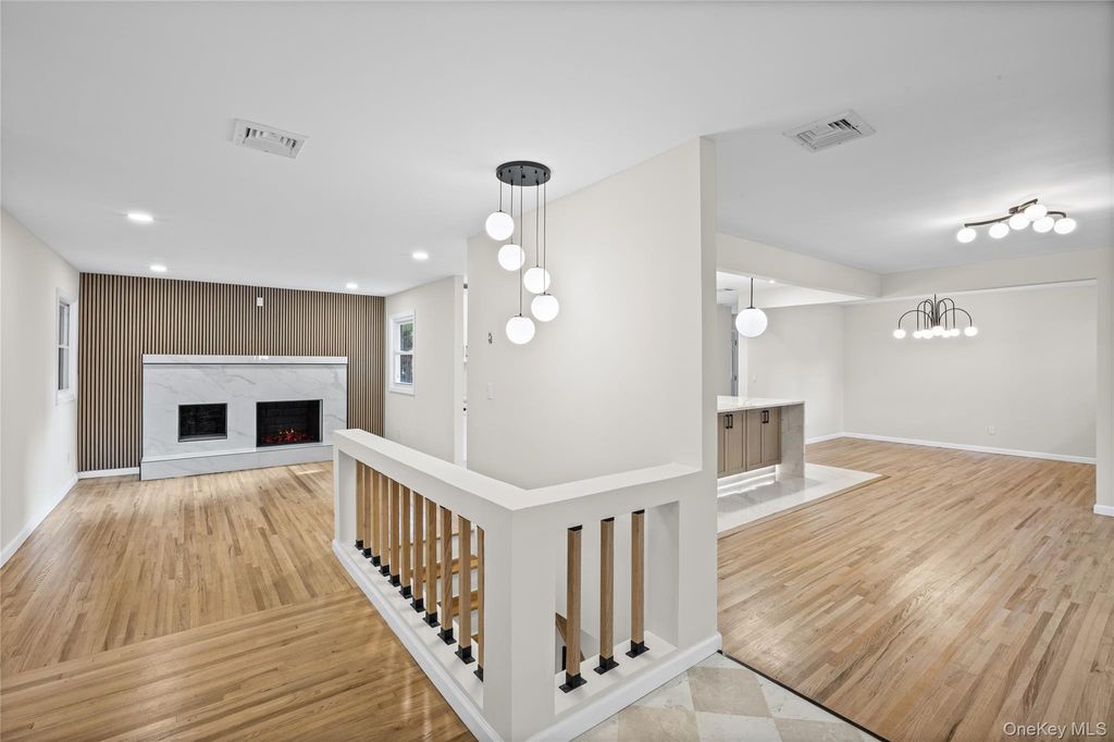 14 Camelot Lane, East Setauket, NY 11733 — photo 2