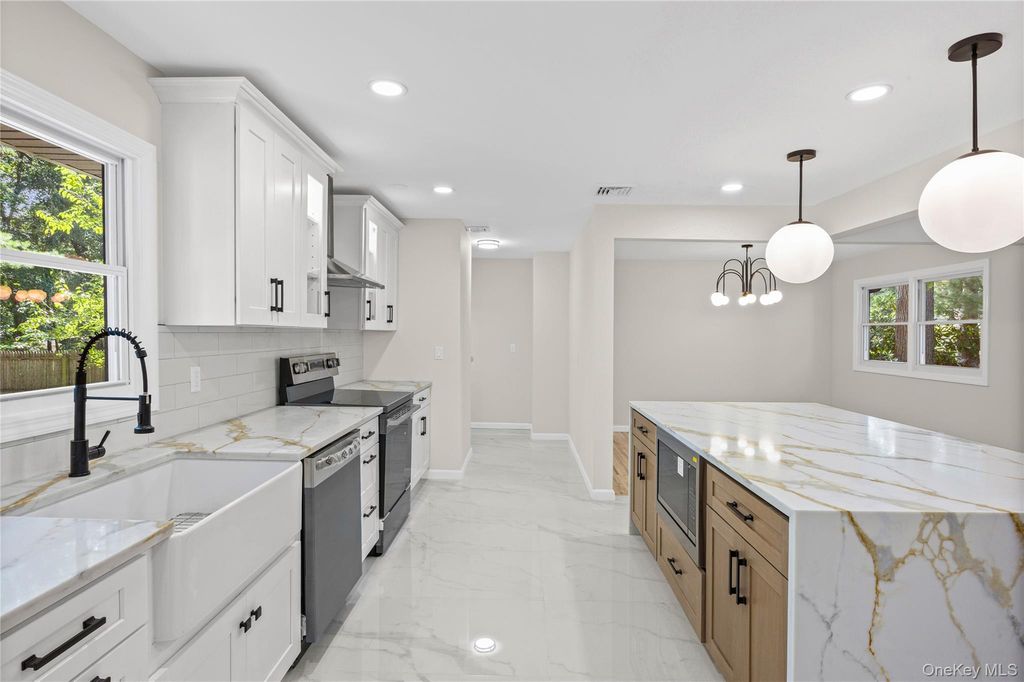 14 Camelot Lane, East Setauket, NY 11733 — photo 4
