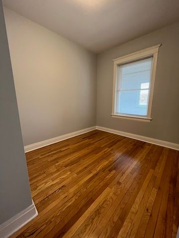 4411 W Montrose Avenue 2, Chicago, IL 60641