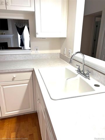 6320 Squire Lake Drive, Flushing, MI 48433