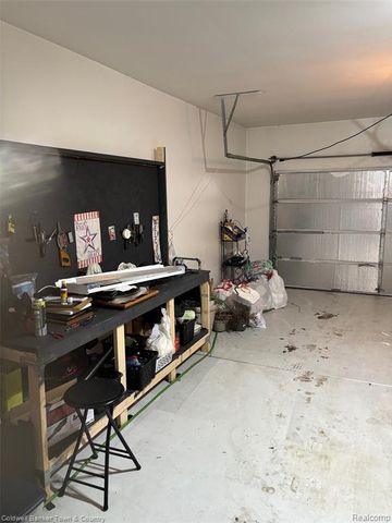 6320 Squire Lake Drive, Flushing, MI 48433