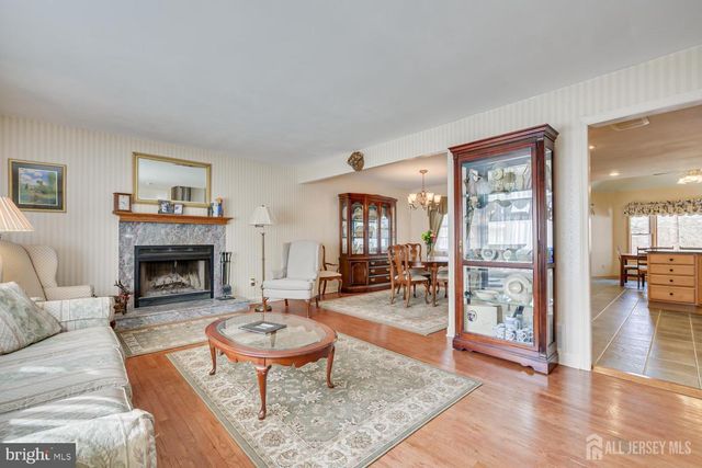 19 ANNETTE DR, Edison, NJ 08820