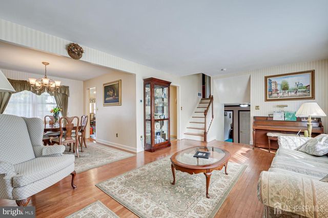 19 ANNETTE DR, Edison, NJ 08820