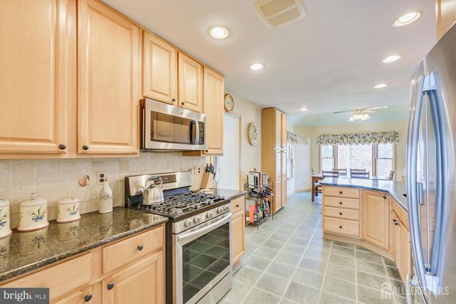 19 ANNETTE DR, Edison, NJ 08820