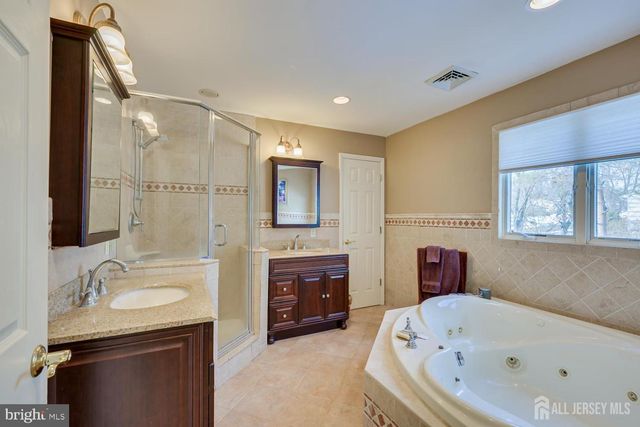 19 ANNETTE DR, Edison, NJ 08820