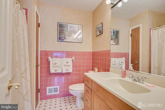 19 ANNETTE DR, Edison, NJ 08820
