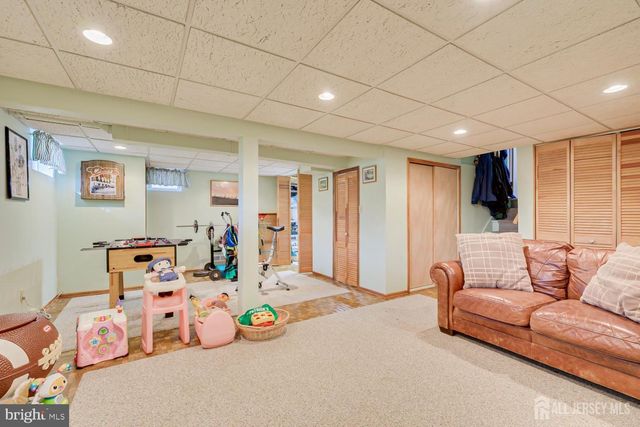 19 ANNETTE DR, Edison, NJ 08820