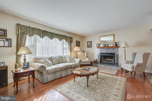 19 ANNETTE DR, Edison, NJ 08820