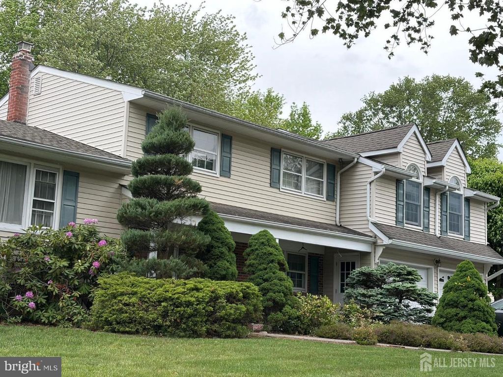 19 ANNETTE DR, Edison, NJ 08820