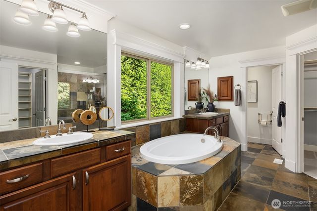 2989 NE Davis Loop, Issaquah, WA 98029