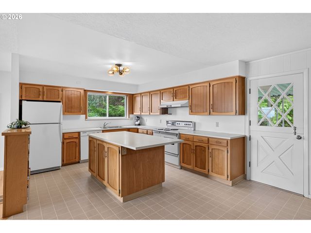 10065 Se CRESTHILL Rd, Happy Valley, OR 97086