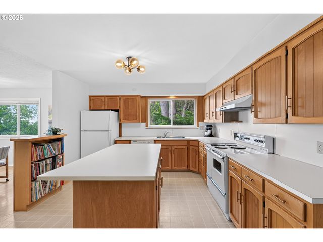 10065 Se CRESTHILL Rd, Happy Valley, OR 97086