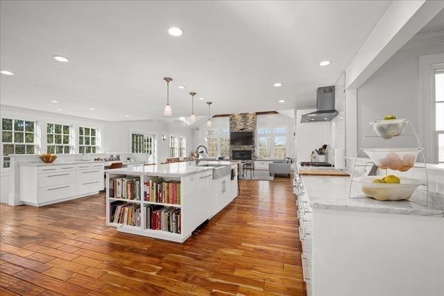 19 Wood St, Hopkinton, MA 01748