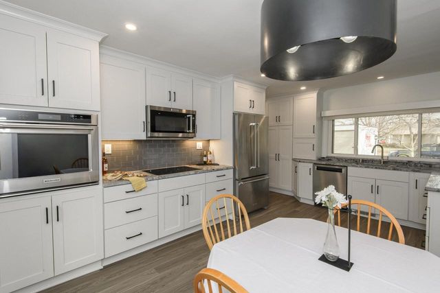 225 W Alta Loma CIRCLE, Thiensville, WI 53092