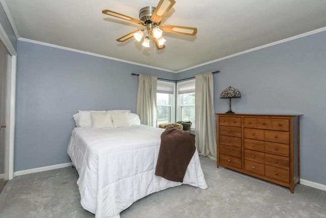 225 W Alta Loma CIRCLE, Thiensville, WI 53092