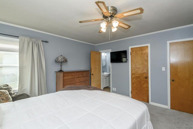 225 W Alta Loma CIRCLE, Thiensville, WI 53092