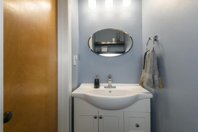 225 W Alta Loma CIRCLE, Thiensville, WI 53092