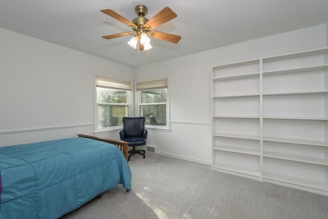 225 W Alta Loma CIRCLE, Thiensville, WI 53092