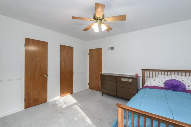 225 W Alta Loma CIRCLE, Thiensville, WI 53092