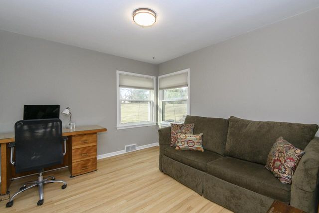 225 W Alta Loma CIRCLE, Thiensville, WI 53092