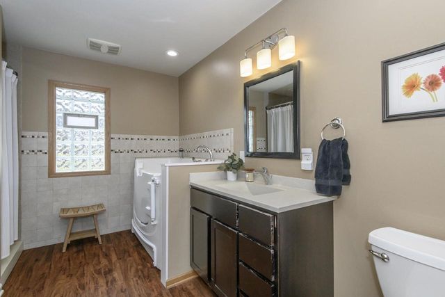 225 W Alta Loma CIRCLE, Thiensville, WI 53092