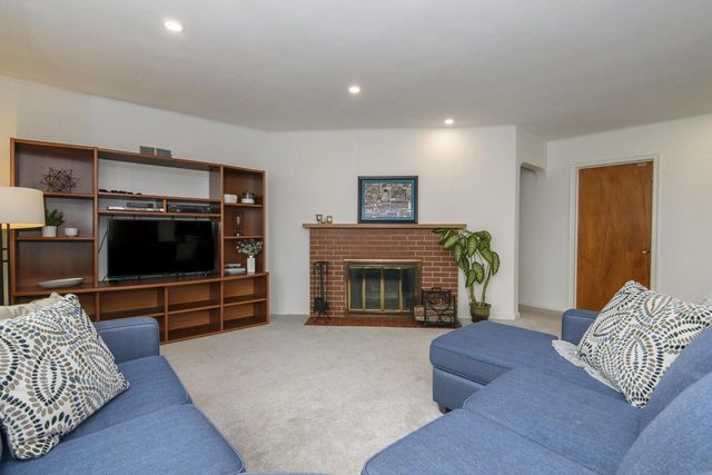 225 W Alta Loma CIRCLE, Thiensville, WI 53092