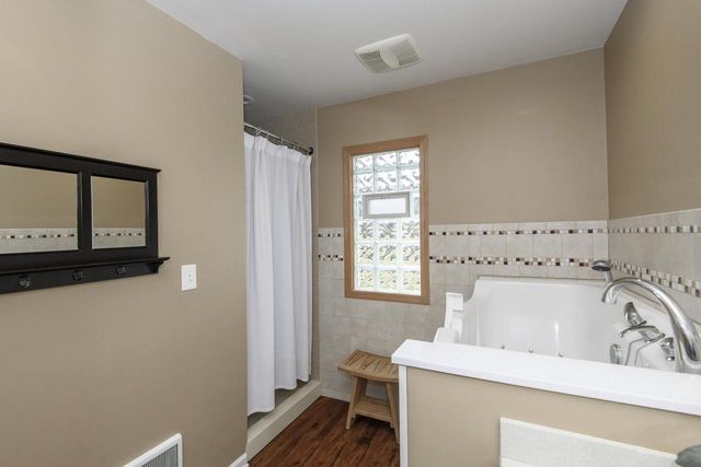 225 W Alta Loma CIRCLE, Thiensville, WI 53092