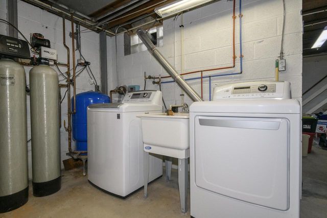 225 W Alta Loma CIRCLE, Thiensville, WI 53092